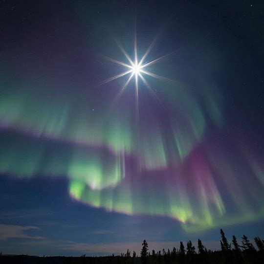 IMAGEN de una estrella y RAYOS BOREALES