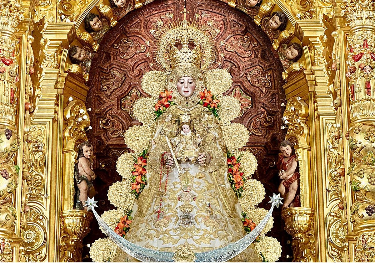 La Virgen del Rocío vuelve a su retablo tras la romería de 2025